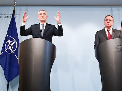 El ministro de Defensa alemán, Boris Pistorius, y el secretario general de la OTAN, Jens Stoltenberg, en una rueda de prensa este martes en Berlín.