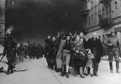 Judíos detenidos por los nazis durante la destrucción del gueto de Varsovia, en 1943.