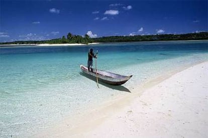 Las travesías en piraguas construidas con un solo tronco permiten visitar pequeñas islas que rodean Sainte Marie.