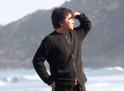 El cineasta Hirokazu Kore-eda posa ayer en la playa de la Zurriola, en San Sebastián.