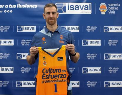 El alero valenciano ha sido presentado este jueves como nuevo jugador del Valencia Basket para las tres próximas temporadas, en lo que supone el regreso al club que le vio nacer como jugador y del que se marchó hace nueve temporadas.