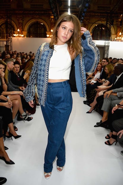 Con este sencillo, pero acertado look, hemos visto a la actriz Adele Exarchopoulos en el desfile de Balmain, con chaqueta de la firma.