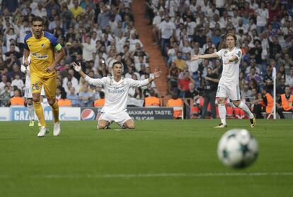 Cristiano Ronaldo protestas por una jugada.