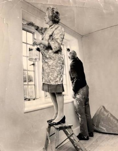 La ‘dama de hierro’, Margaret Thatcher, dando al baño de su piso cerca de Lamberhurst una capa de pintura de plomo. A su lado, su marido e ideólogo de salón, Denis Thatcher.