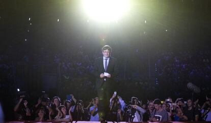 El presidente catalán Carles Puigdemont sube al escenario para pronunciar su discurso.