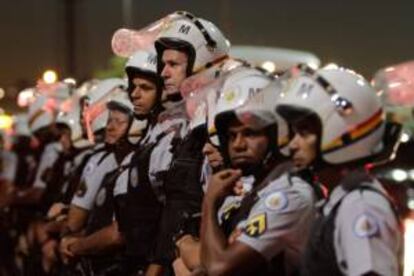 Un grupo de policías fue registrado este lunes, frente a grupo de manifestantes en Brasilia (Brasil).