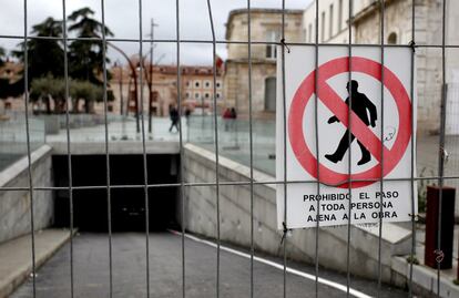 La entrada a uno de los garajes de la Plaza de España de San Fernando de Henares permanece cerrada; las obras acumulan una deuda de 94 millones de euros.