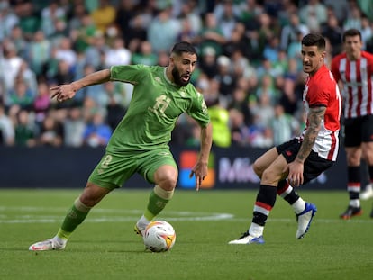 Fekir conduce el balón ante Yuri.