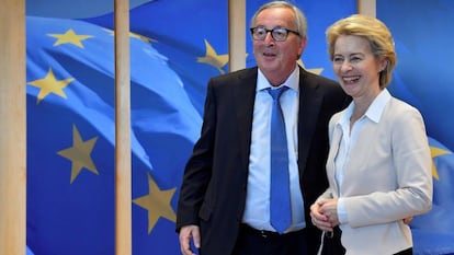 Juncker, junto a sus sucesora al frente de la Comisión, Ursula von der Leyen, el 23 de julio en Bruselas.