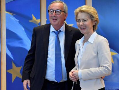 Juncker, junto a sus sucesora al frente de la Comisión, Ursula von der Leyen, el 23 de julio en Bruselas.