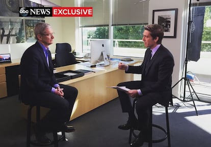 Tim Cook durante la entrevista en ABC News.  