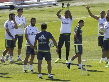 Keylor Navas (en el centro) aplaude a sus compa&ntilde;eros durante el entrenamiento en Valdebebas. 