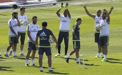 Keylor Navas (en el centro) aplaude a sus compa&ntilde;eros durante el entrenamiento en Valdebebas. 