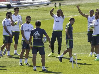 Keylor Navas (en el centro) aplaude a sus compañeros durante el entrenamiento en Valdebebas.
