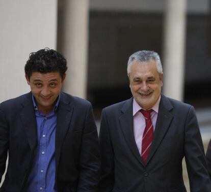 José Antonio Griñán (derecha) y Rafael Velasco, el pasado día 2 en el Parlamento.