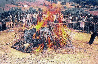 Pira funeraria en la que murió abrasada una viuda el pasado martes en la aldea india de Patna Tamoli.