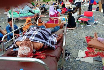 Varios heridos del terremoto y tsunami a las afueras del hospital de Palu, en Indonesia.