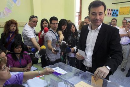 El candidato socialista a la presidencia de la Comunidad de Madrid, Tomás Gómez, ha depositado su voto en Parla, pasados pocos minutos de las diez de la mañana.