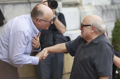 Danny DeVito saluda al director del festival de San Sebastián, José Luis Rebordinos, en la ciudad vasca.