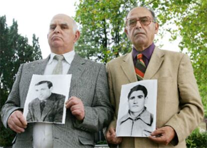 Sergio Hernández (izquierda) y Antonio Martín muestran las fotos de Delgado y Granado, ejecutados por los atentados cometidos por aquéllos.