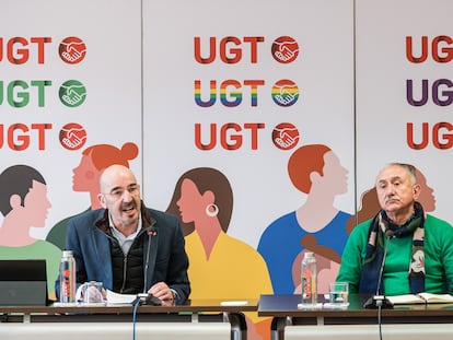El secretario general y el vicesecretario general de Política de UGT, Pepe Álvarez, y el vicesecretario general de Política Sindical, Fernando Luján, este viernes en Madrid.