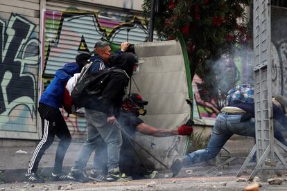 Manifestantes indígenas protestan este martes en Quito (Ecuador). El día clave para medir el impacto de las protestas será este miércoles. Los organizadores de la huelga esperan que la jornada movilice a decenas de miles de personas. En la capital se han producido este martes las protestas más violentas desde que se convocaran las manifestaciones tras las medidas económicas anunciadas por el presidente.