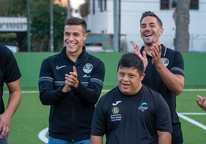 Integrantes del equipo de la UD Ibiza que participa en LaLiga Genuine Santander durante un entrenamiento.