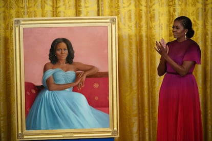 La pintura de la ex primera dama, Michelle Obama, fue realizado por la retratista neoyorquina Sharon Sprung. “Quiero agradecerle que haya capturado todo lo que aprecio en Michelle. Su gracia, su inteligencia y el hecho de que está bien”, fueron las palabras que el expresidente dedicó a la artista.