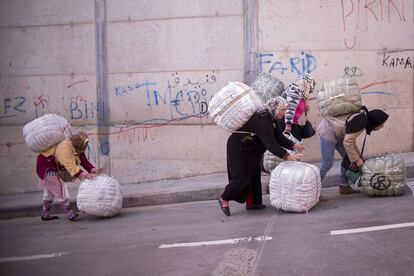 Entre 7.000 y 9.000 porteadores, hombres y mujeres, cruzan cada día la frontera entre Ceuta y Marruecos.