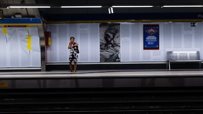 Una mujer en el Metro de Madrid.