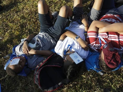 Unos jóvenes duermen en un parque de la ciudad de Panamá, en enero de este año. 