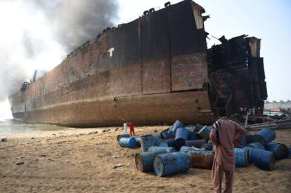 Una columna de humo emerge de un petrolero un día después de las explosiones registradas en el buque, en Gaddani (Pakistán).El número de muertos por las explosiones en un petrolero que estaba siendo desguazado en Pakistán aumentó hoy a 16, mientras los equipos de rescate tratan de encontrar a cinco trabajadores que permanecen en paradero desconocido.