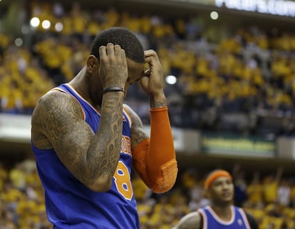 J.R. Smith se rasca la cabeza durante el segundo cuarto ante Indiana