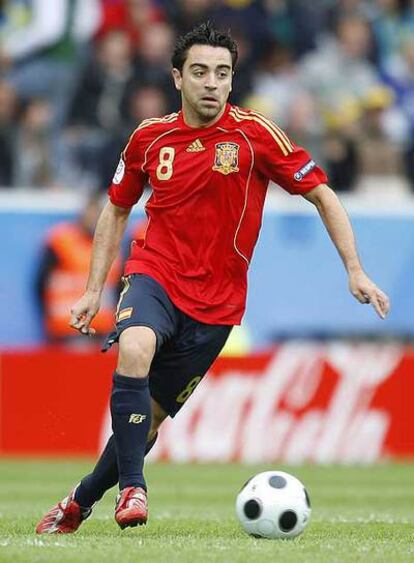 Xavi conduce el balón en el partido contra Suecia.