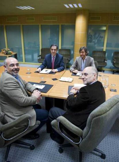 Los delegados del PSE, José Antonio Pastor y Rodolfo Ares (en primer plano), ante los populares Iñaki Oyarzabal y Leopoldo Barreda.