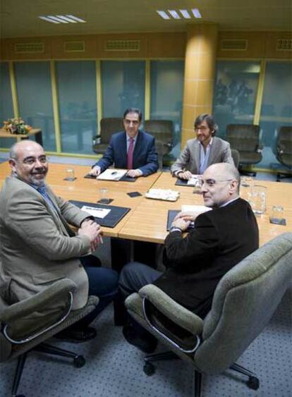 Los delegados del PSE, Jos Antonio Pastor y Rodolfo Ares (en primer plano), ante los populares I?aki Oyarzabal y Leopoldo Barreda.