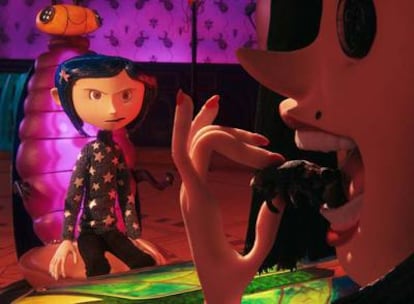 Fotograma de <i>Los mundos de Coraline,</i> con la protagonista y su madre del otro mundo.