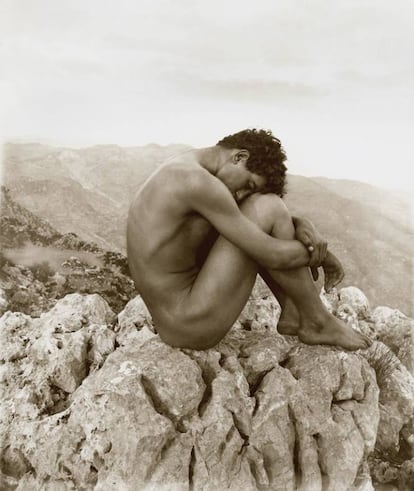<strong>¿Pero qué hace este hombre desnudo?</strong> El fotógrafo alemán Wilhelm Von Gloeden (1856-1931) retrató obsesivamente a los jóvenes sicilianos, utilizando las poses clásicas como coartada para la desnudez. </p> <strong>¿Por qué es tan bueno?</strong> “Aquí versiona el ‘Joven desnudo frente al mar’, de Flandrin, carnalizándolo, y lo llama ‘Caín’. Muy osado. Von Gloeden baja a tierra a los clásicos y los despoja de su inmaculada perfección. Apolo es Dioniso, y Dioniso un chico de la calle”, analiza David Trullo. </p>