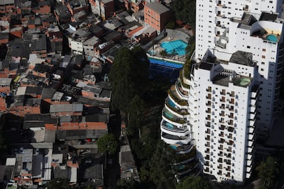 Vista aérea mostra a maior favela da cidade, Paraisópolis, ao lado de luxuosos prédios de apartamentos.