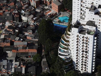 Vista aérea de la favela de Paraisópolis al lado de edificios de lujo en Morumbi en la ciudad brasileña de Sao Paulo.