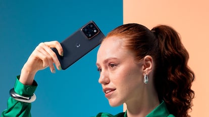 Chica utilizando el motorola Edge 70 fusion