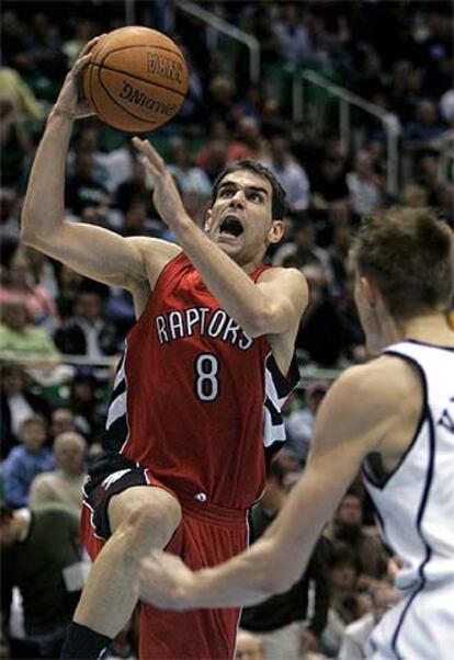 Calderón entra a canasta ante el jugador de los Jazz Andrei Kirilenko.