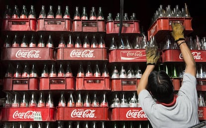 Una trabajadora apila cajas de Coca Cola en Ciudad de México en 2013.