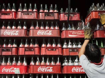 Una trabajadora apila cajas de Coca Cola en Ciudad de México en 2013.