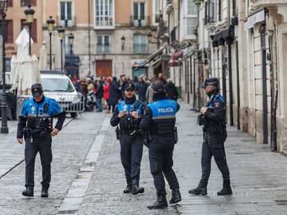 Agentes de policía en la plaza de la Flora de Burgos capital, este domingo.