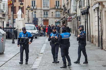 Agentes de policía en la Plaza de la Flora de Burgos capital, este domingo.