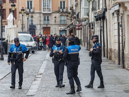 Agentes de policía en la Plaza de la Flora de Burgos capital, este domingo.