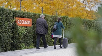 Unas personas entran al centro de Abengoa de Palmas Altas en Sevilla. 