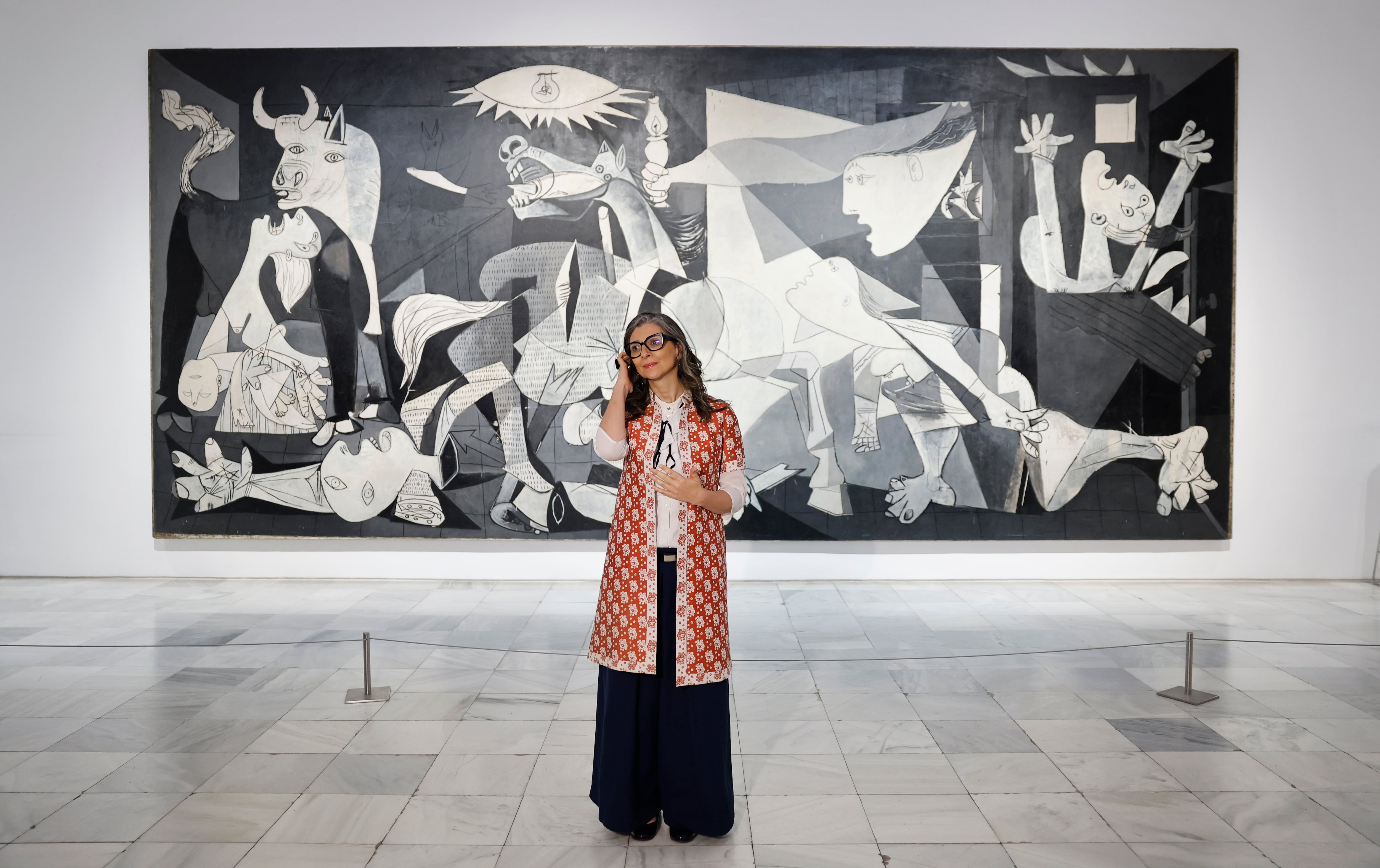 Albanese ante el cuadro 'Guernica' de Pablo Picasso, en el Museo Reina Sofía de Madrid, este miércoles.