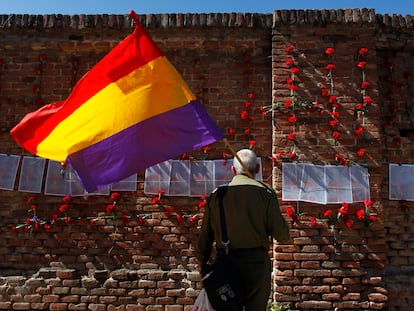 Un hombre con la bandera republicana en Madrid en un homenaje a los fusilados por el franquismo.